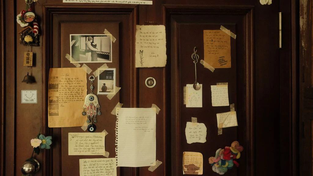 Carnet de voyage ouvert sur un bureau d'écriture, lumière matinale en Provence