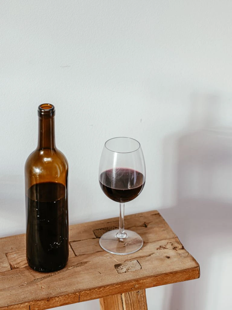 Nature morte sur une table en chêne dans une maison d'hôtes provençale, coings et verre de vermouth