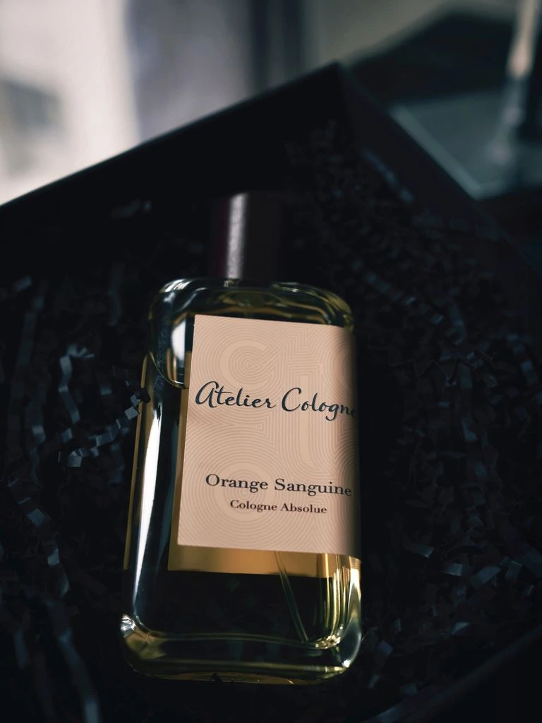 Atelier de parfumeur à Grasse, flacons et alambics de cuivre